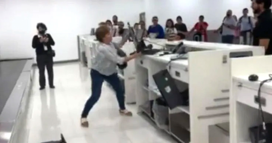 Mujer Enloquece En El Aeropuerto Destroza Computadoras Y Mostrador De