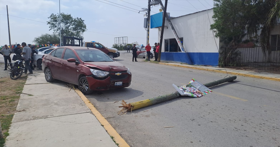 Conductor Derriba Poste Y Le Cae Encima A Motociclista