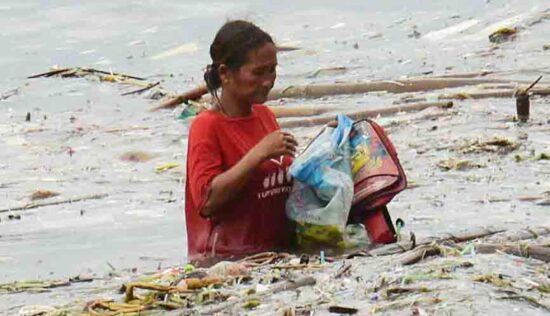 Tifón Sarika deja dos muertos y miles de afectados en Filipinas