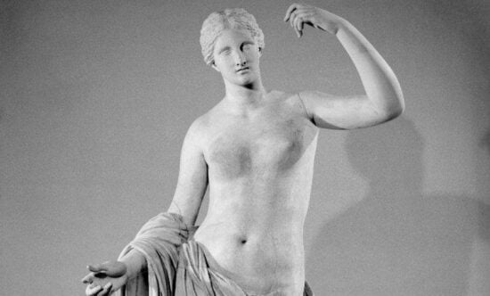 Mesero rompe el dedo de una antigua estatua en un museo