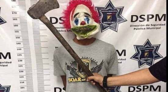 Detienen a joven vestido de payaso en Mexicali
