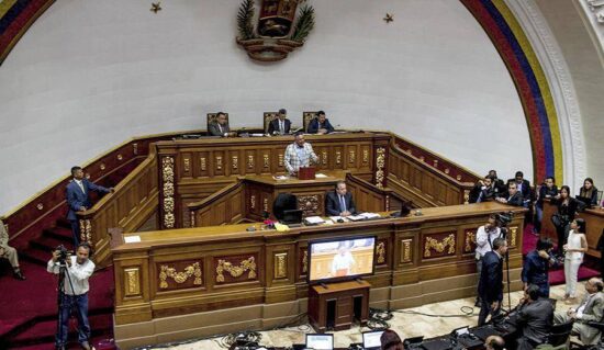 Asamblea resuelve iniciar juicio político a Nicolás Maduro