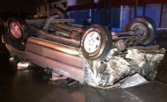 Choca, vuelca y muere