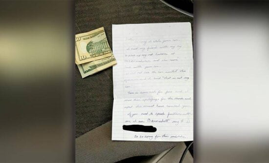 “Roba” auto por accidente; lo devuelve con disculpa y dinero