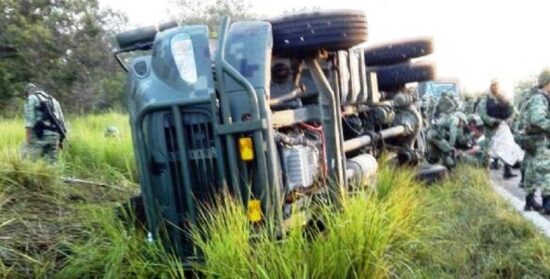 Camión de Sedena vuelca: 12 heridos