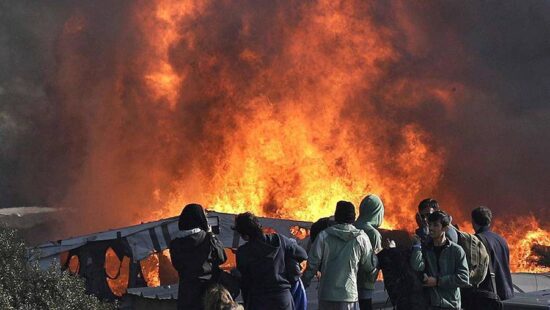 Reportan incendios en campamento de migrantes de Calais