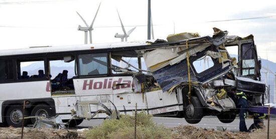 Chocan tráiler y autobús; mueren 13