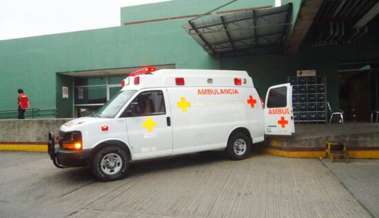 Hospitalizan a menor tras caer en su casa