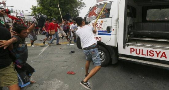 Embiste policía a manifestantes