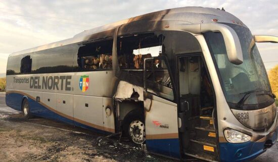 Arrastra moto y se incendia