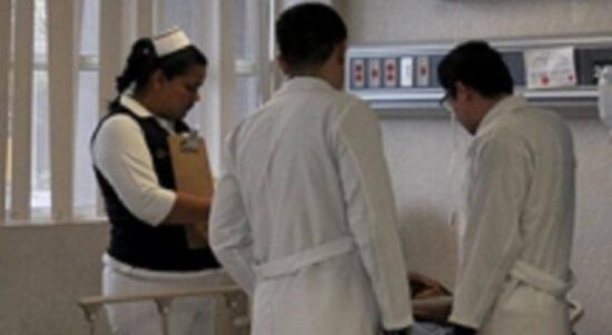Recibe puñalada por la espalda