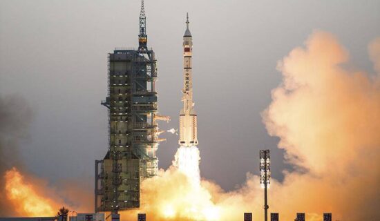 China lanza su misión espacial tripulada más larga