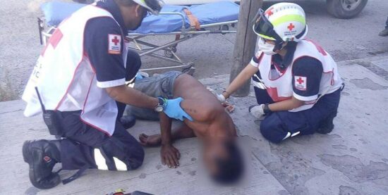 Hermano le da puñalada por la espalda