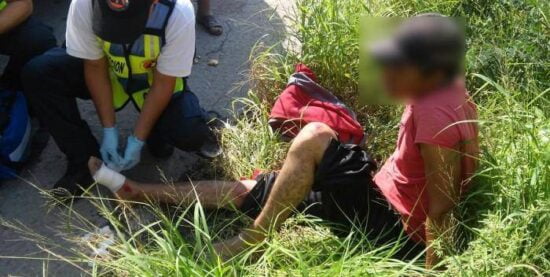 Esquiva perro y cae de moto