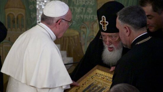 Rifará el Papa regalos