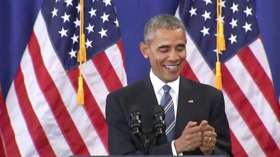 Obama imita a sus hijas usando el celular y se vuelve viral