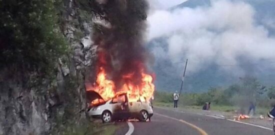 Incendio devora vehículo