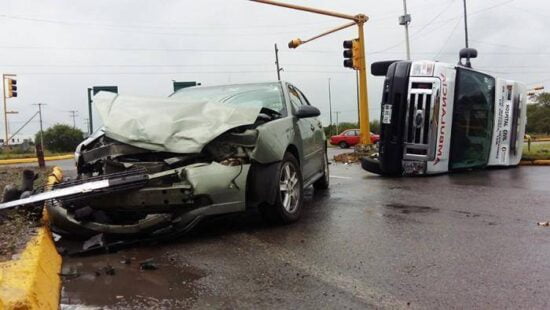 Voltean ambulancia en aparatoso choque