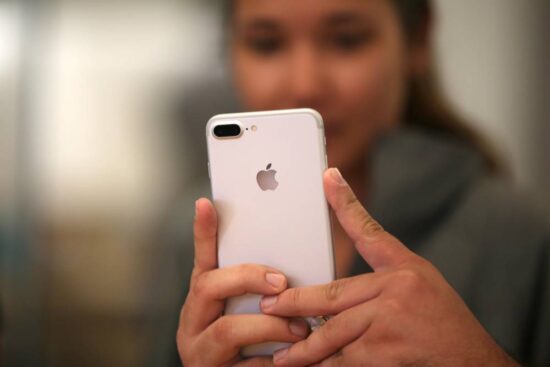 Con 20 novios y 20 iPhones compró una casa