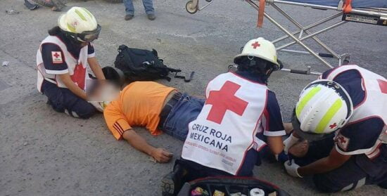 Escapa tras atropellar a motociclista