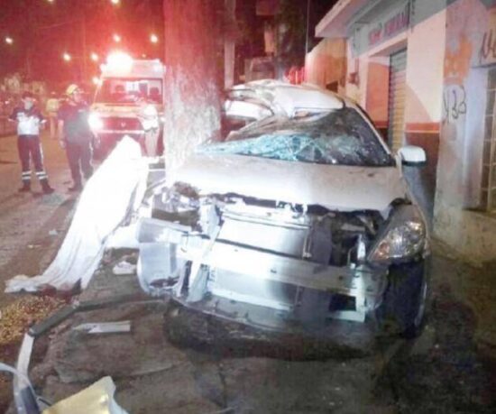 Mueren 6 adolescentes al chocar contra árbol