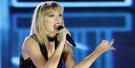 Taylor canta tema de Calvin