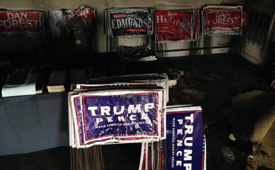 Incendian oficina republicana en North Carolina