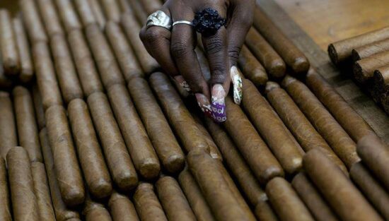 EU elimina restricciones al cigarro y ron cubanos