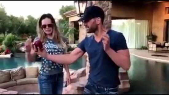 Belinda rompe una manzana con su cabeza, otra vez