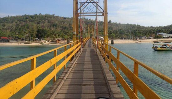 9 muertos al derrumbarse puente cerca de isla de Bali