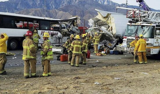 Trece muertos en choque de autobús turístico en California