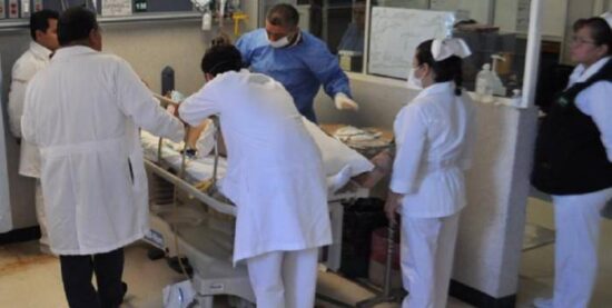 Cae y se encaja tijeras en el abdomen