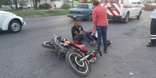 ‘Ensarta’ moto contra camioneta