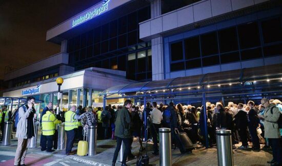 Aeropuerto de Londres es reabierto tras alerta química