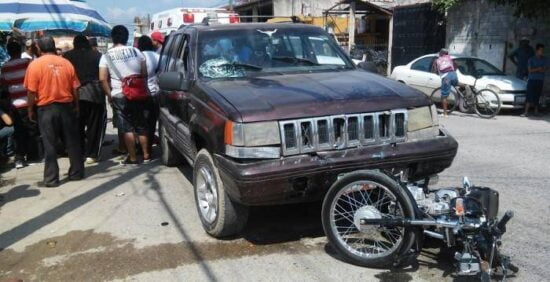 Quiebran piernas a motociclista