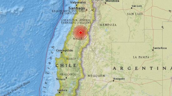 Sismo de 6,4 remece edificios de Santiago de Chile.