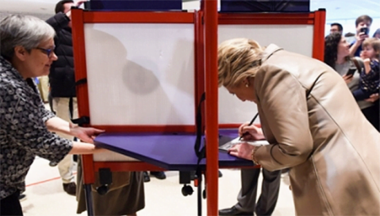 Hillary y Bill Clinton votan en Nueva York