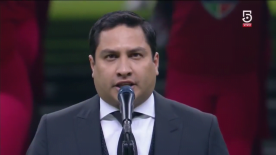 Abuchean a Julión Álvarez al cantar Himno Nacional