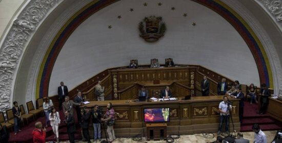 Exigen universitarios que Maduro cumpla con la ley