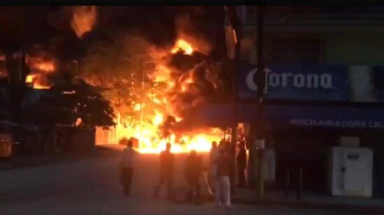 Incendio ‘devora’ taller en Madero