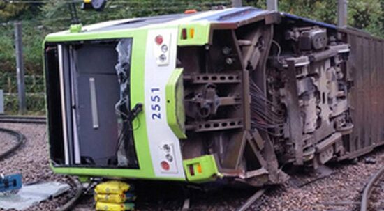 Descarrila tranvía en Londres; mueren 7, hay 50 heridos