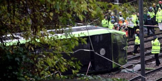 Descarrila tranvía en Londres