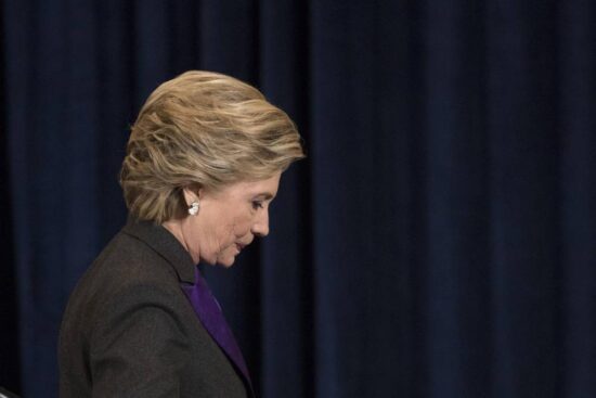 Debemos tener mente abierta y aceptar al presidente Trump: Clinton
