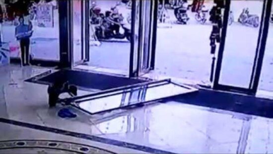 Pesada puerta de vidrio cae sobre una niña en China