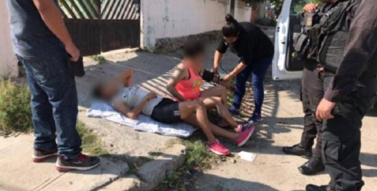 Mujeres motorizadas ‘chocan’ contra bache
