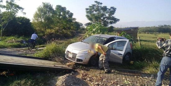 Acelerado queda a punto de volcar