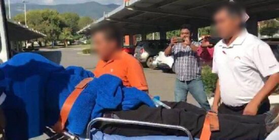Máquina le prensa dedo a empleado
