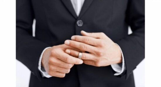 Solteras se sienten más atraídas por casados: Estudio