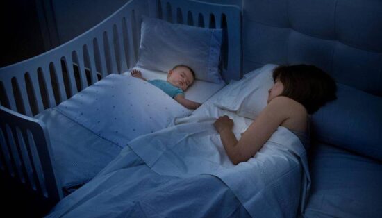 Pediatras recomiendan que los bebés duerman con los padres