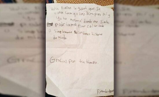 Niña usa traductor para invitar a niño mexicano a comer